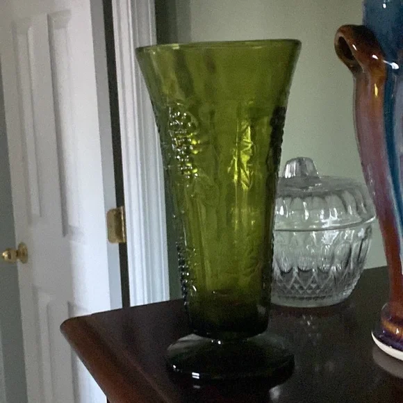 Vintage Indiana Glass Footed Vase Harvest Grape - Picture 2 of 4